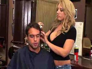 Une coiffeuse à gros seins ne se coupe pas les cheveux seulement