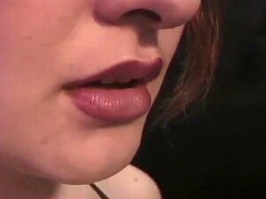 La dominatrice provoque un orgasme involontaire. S'il y a une chose