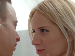Laissez-vous emporter par le charme irrésistible d'une beauté blonde