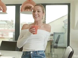 L'anus intérieur d'Alexis Crystal colle à sa bite alors qu'il la