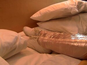 Lori Clear enveloppée, vue d'ensemble de bondage de pom-pom girl
