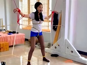 Belle fille chinoise ligotée et bâillonnée dans une formation BDSM
