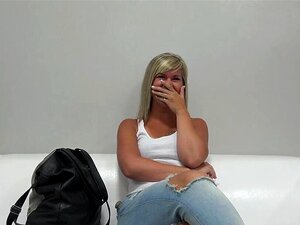 Petite à gros seins, blonde tchèque, Karen baise avec un mec au