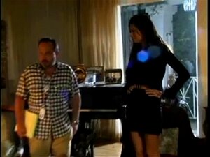 La belle star du porno Tera Patrick chevauche une grosse bite dure. La