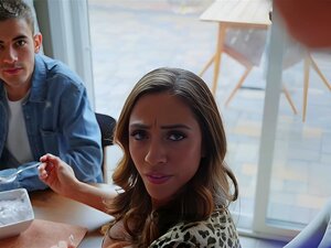  La MILF brune chaude Ariella Ferrera a ramené à la maison un jouet