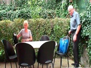 Salope mature pisse et suce