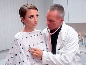 Médecin coquine aux gros seins offre un traitement inoubliable.
