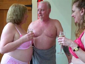 Les matures en surpoids s'amusent avec leur verre de champagne alors