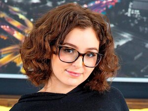 La nana aux cheveux noirs de jais, Leana Lovings, baisée par une