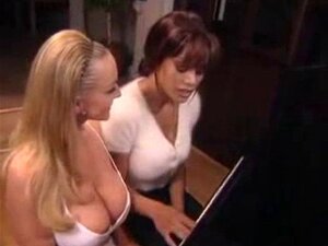 Danni Ashe bouffe et doigte sa chatte sur un piano. Danni Ashe mange