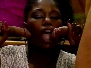 Ebony Ayes, Billy Dee, Jon Martin dans un clip porno rétro avec