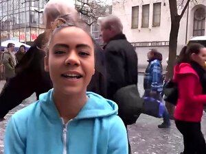 Un amour tzigane baise torridement en public et savoure chaque seconde