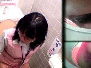 Petite asiatique filmée en train de pisser