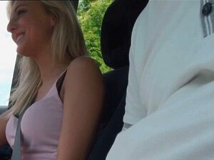 Regardez cette salope tchèque rebondir gentiment sur les mecs bien