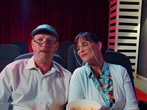 L'heure du cinéma et la mignonne Athena Faris ont gémi pendant le