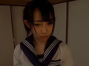 Une mignonne asiatique nue se tient debout et endure une baise intense