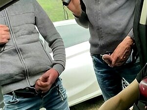 Deux voyeur me doigt et jouisse sur ma chatte exhibe publique