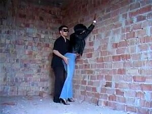 Chaude MILF allemande soumise à un monde de plaisir et de douleur.