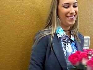 Une beauté agent immobilier baise son copain comme célébration. La