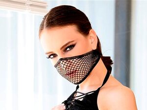 Trempée et attachée : Izzy Lush