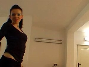 Une fille tchèque lapdane et fait un strip-tease sexy
