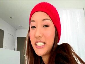 Un monstre baise la mignonne pornstar Ana Li et elle reçoit un facial