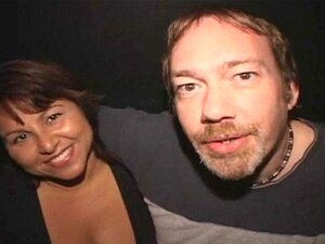 Gros cul, femme latina aux gros seins se fait baiser en gang dans un