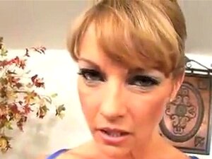 La maman brune qui jouit dans sa mère se fait jouir jusqu'à la