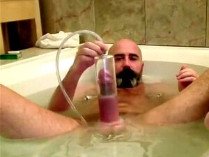 Beau-père bouclé pompe et jouit dans les toilettes, beau-père