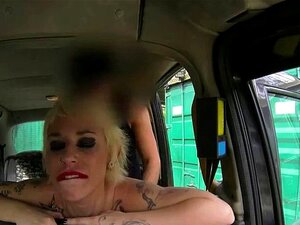 Une nana espagnole à gros seins se fait baiser dans un faux taxi