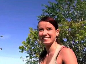 Un instructeur de fitness sexy baise pour de l'argent