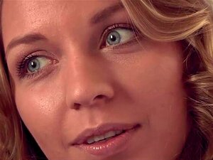 Un vieux plombier baise sa mignonne cliente blonde