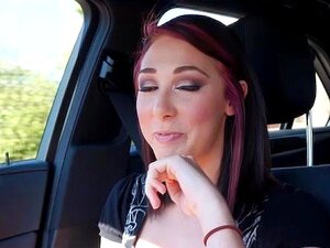 Super chaude mignonne suçant et baisant dans une voiture