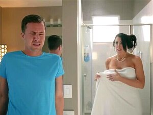Le beau-fils attrape Reagan Foxx sous la douche - Brazzers