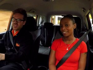 Une ébène aux gros seins naturels baise son instructeur dans sa