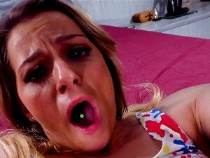 Défi de grosse bite pour la mignonne fileuse. La mignonne brune Alana