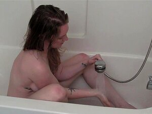 L'amatrice plantureuse Tori se masturbe sa chatte poilue