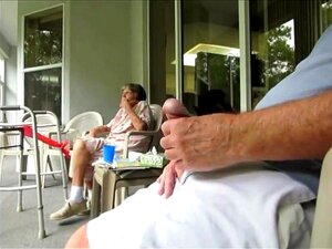 Mamie voulait me regarder... je pense, montrant sa bite à mamie