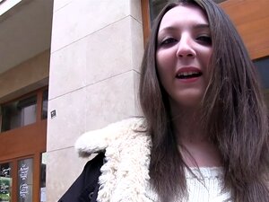 Un mec ramasse une nana amateur hongroise en public et lui baise la