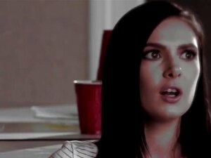 Petites mignonnes se frottent dehors