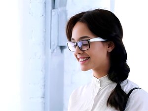 fraîche étudiante naive séduite par un amant expérimenté.