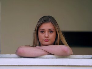 Plus profond. La magnifique Amber Moore ne peut pas résister à un