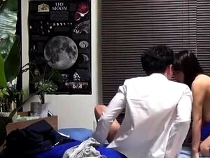 Vidéo de sexe hardcore avec une mignonne chatte japonaise serrée et