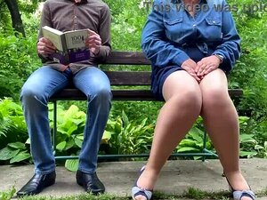 Princesse en collants pisse dans le parc pendant que je regarde