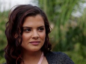 Petite coquine à gros seins avec un gros cul chevauche une énorme