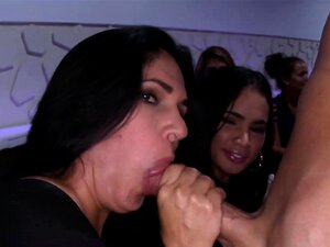 Femmes sauvages faisant la fête avec des strip-teaseuses