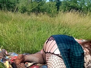 pris dans la forêt. baisée dans la nature
