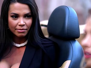 Shalina Devine et Chloe Lamour Partagent une Énorme Bite