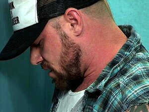 Découvrez le plaisir sauvage d'un muscle bear déchaînant son outil