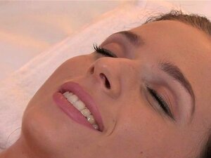 Une nana au minou rasé reçoit un massage lesbien. Une brune sexy se